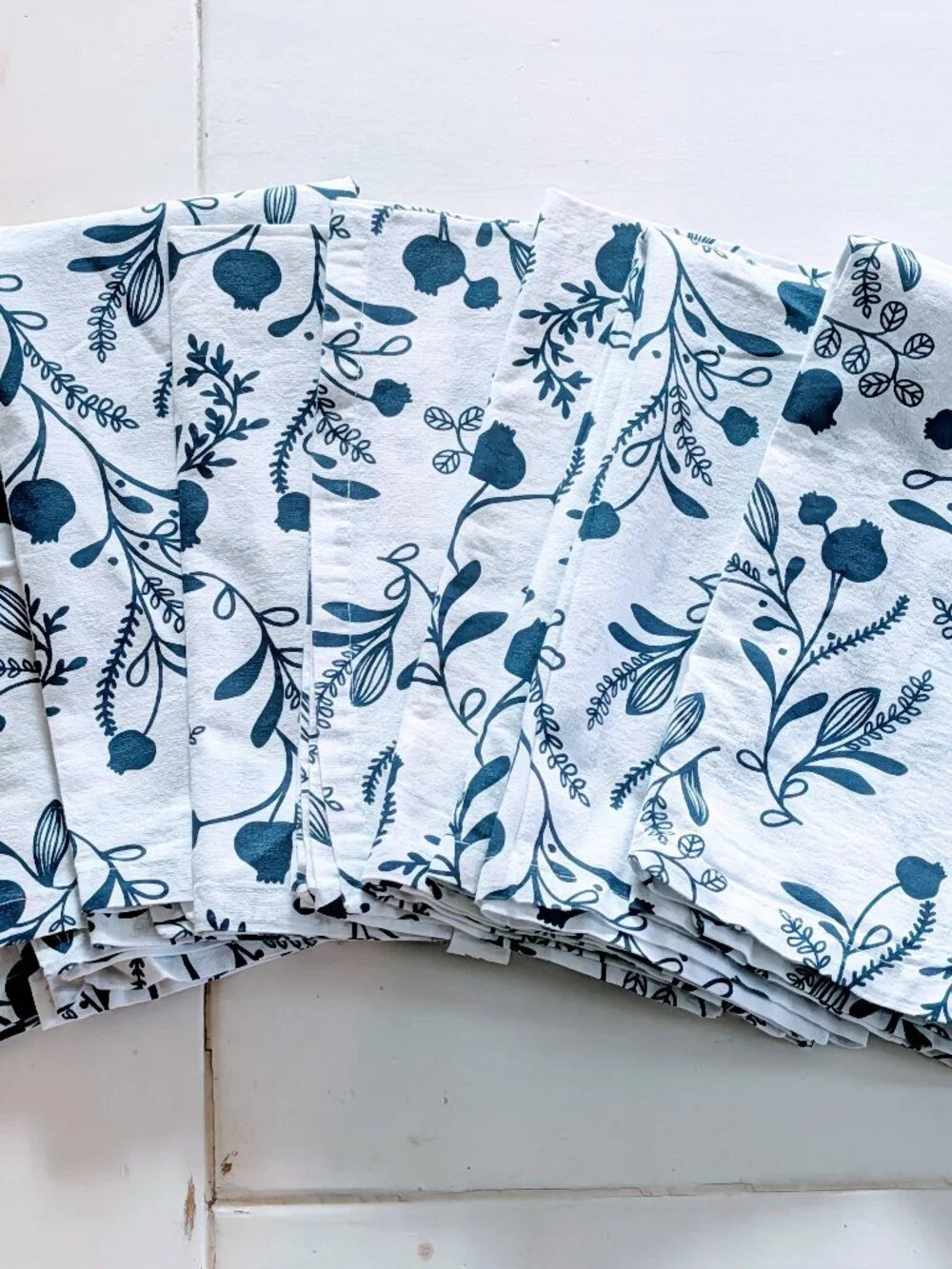 Set of 8 World Market Cotton Table Linen Napkins White Navy Floral 20x20 Square